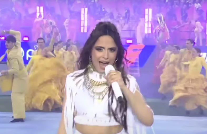 مغنية حفل نهائي أبطال أوروبا تهاجم الجماهير