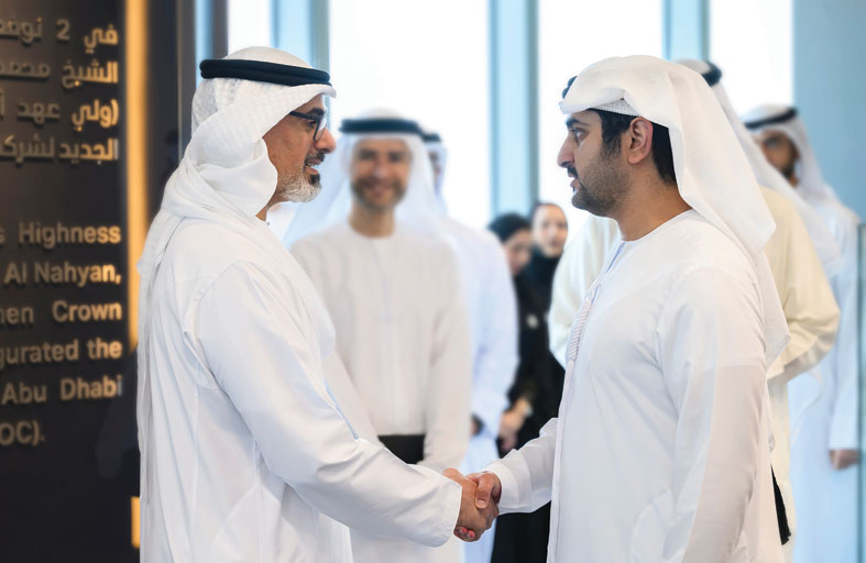 خالد بن محمد بن زايد يستقبل مكتوم بن محمد بن راشد في أدنوك