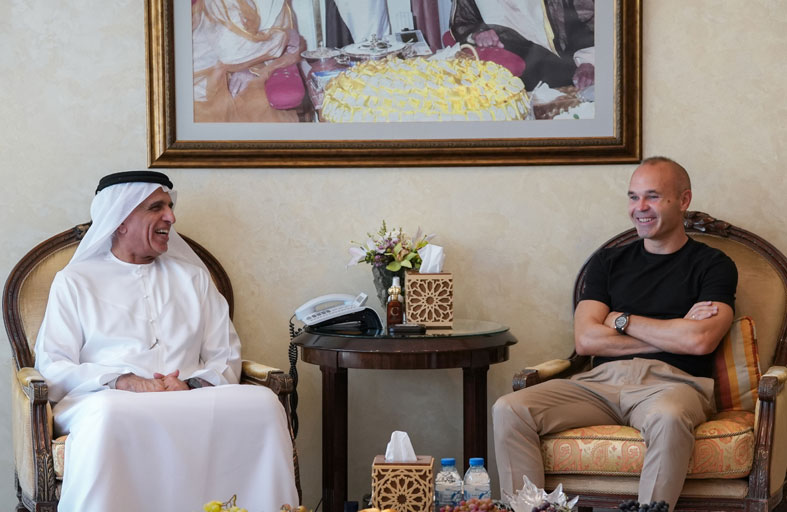 سعود بن صقر يستقبل لاعب نادي الإمارات أندريس إنييستا