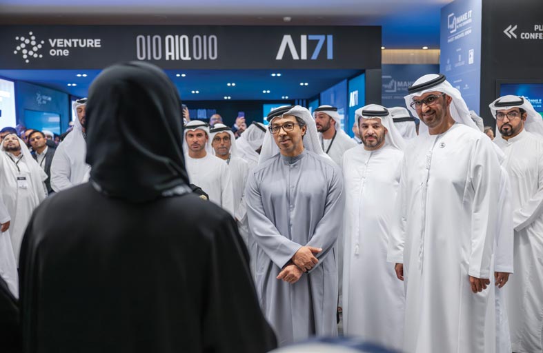 منصور بن زايد: القطاع الصناعي يعد أحد الركائز الرئيسة في تقدم الاقتصاد الوطني وتنويعه 