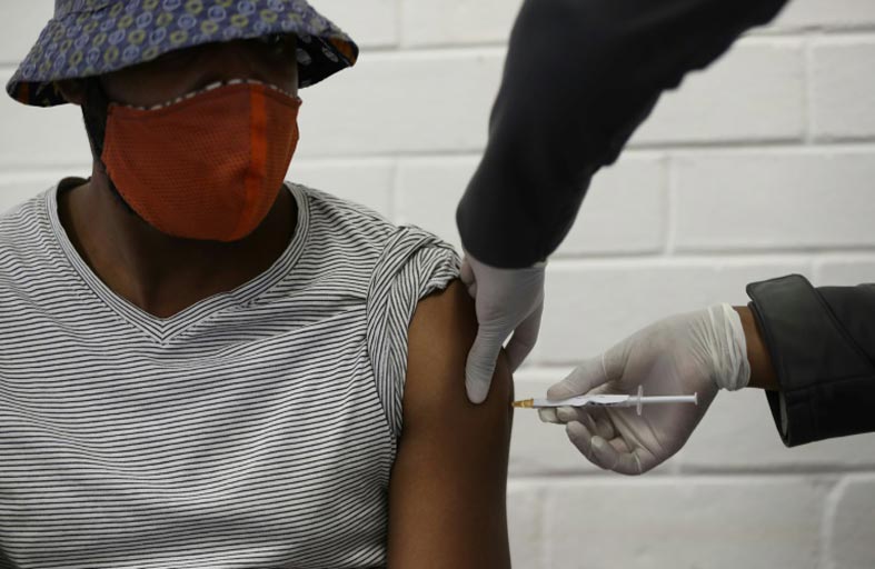 طيف الفصل العنصري يعزز المخاوف من اللقاحات في جنوب إفريقيا 