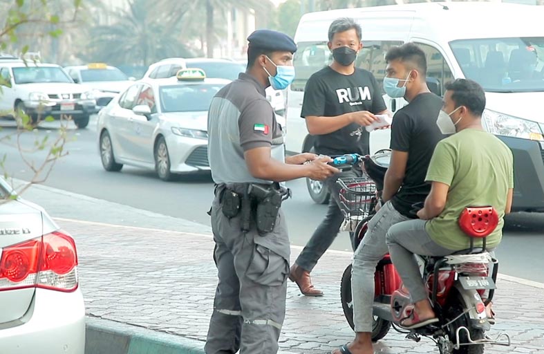 شرطة أبوظبي تكثف ضبط مخالفي اشتراطات استخدام الدراجات الكهربائية