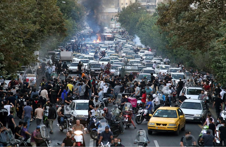 «أتلانتيك»: إيران تتلاعب بأمريكا.. ومسرحيات النظام