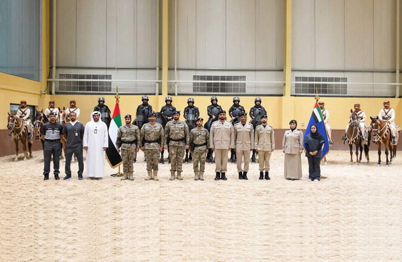 شرطة أبوظبي تُطلع وفد «أكاديمية الشارقة» على الجهود التطويرية بـ «دوريات الفرسان» 