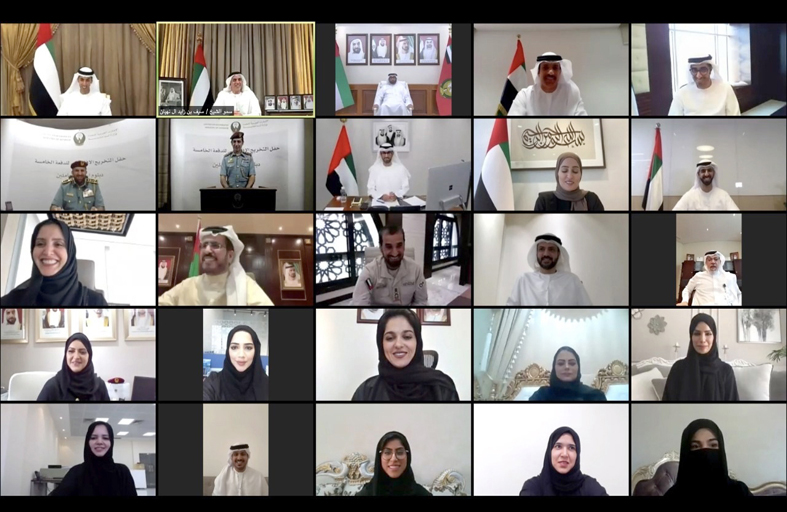 سيف بن زايد يشهد تخريج دفعة جديدة من دبلوم إسعاد المتعاملين بالداخلية