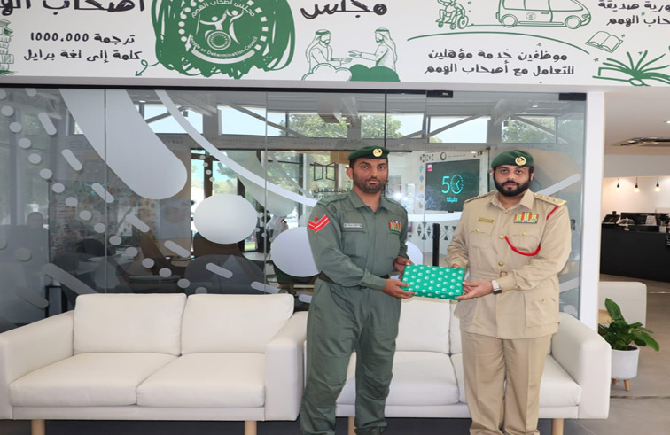 شرطة دبي تكرم مترجمي لغة الإشارة لجهودهم المتميزة خلال الفعاليات 