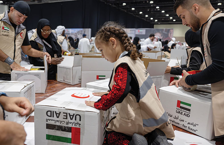 تجهيز 550 طنا من المواد الإغاثية من الإمارات ضمن حملة «تراحم من أجل غزة» في أسبوعها الثاني