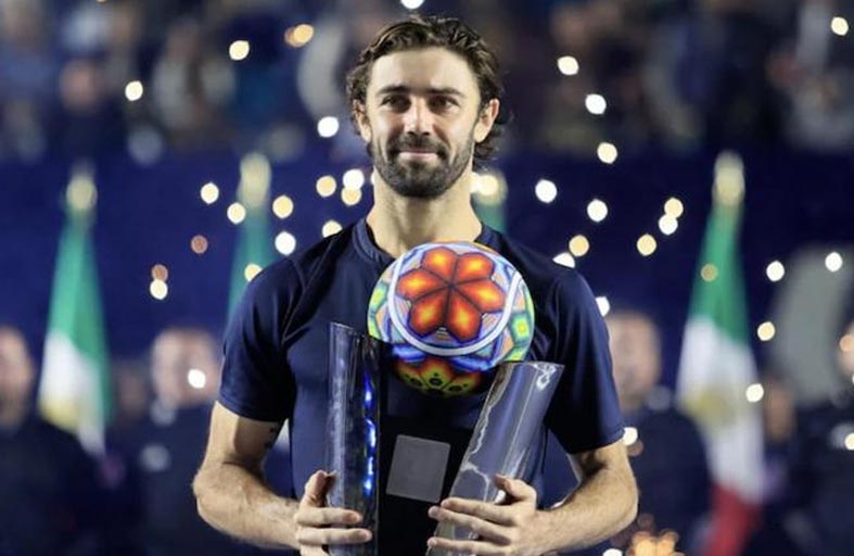 تومسون يُتوّج بباكورة ألقابه بدورة لوس كابوس