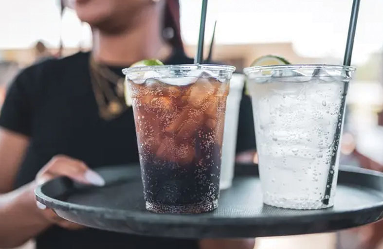 6 مشروبات شائعة تحتوي على سكر أكثر من كعكة الدونات