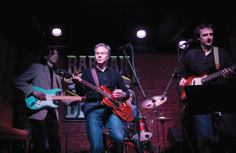 بوتين يشيد بتقدم قواته في أوكرانيا وبلينكن يغني في عرض بكييف 