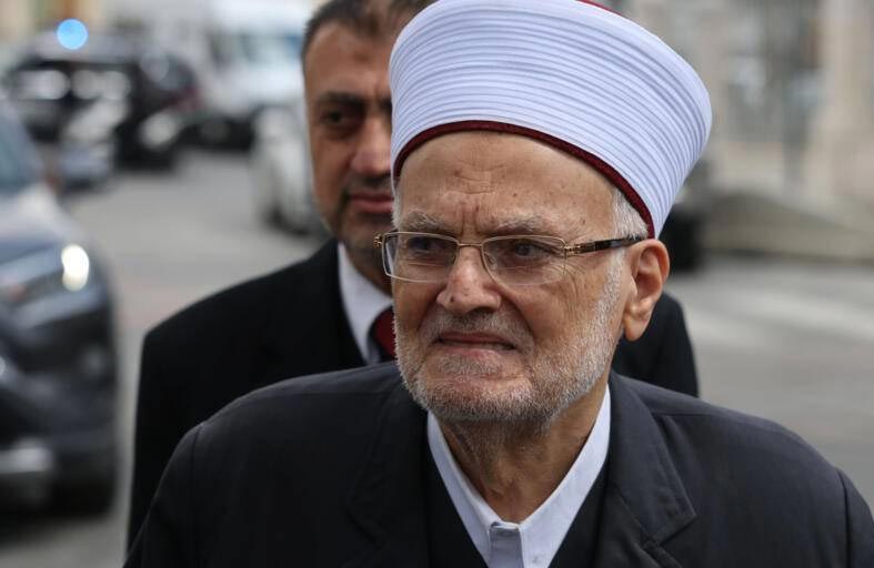 إسرائيل تمنع عكرمة صبري من دخول الأقصى 6 أشهر 