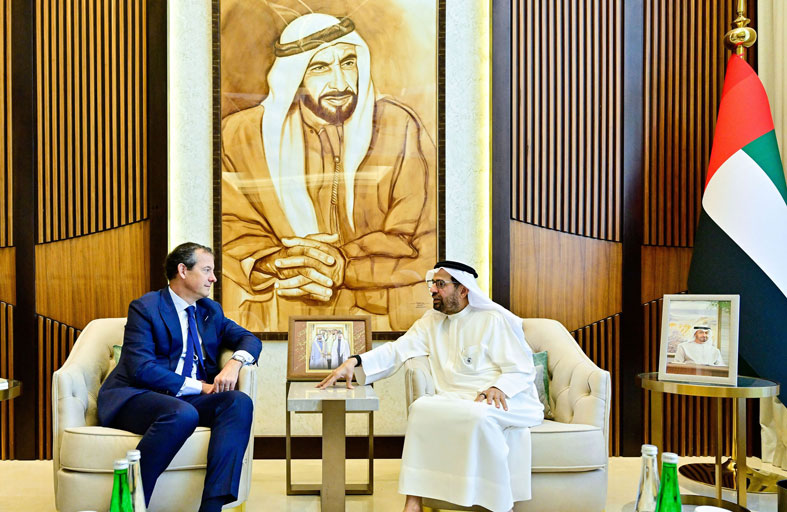 علي النعيمي يلتقي سفير المملكة المتحدة لدى الدولة