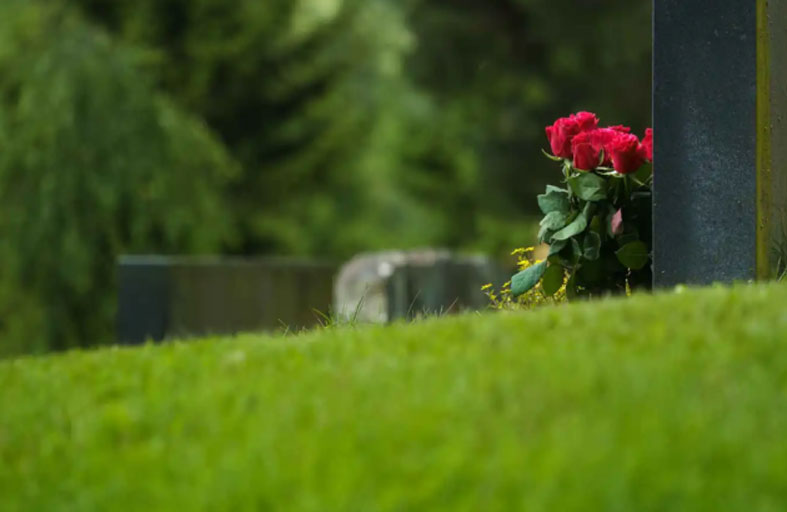 اشترى ورداً لقبر ضحيته