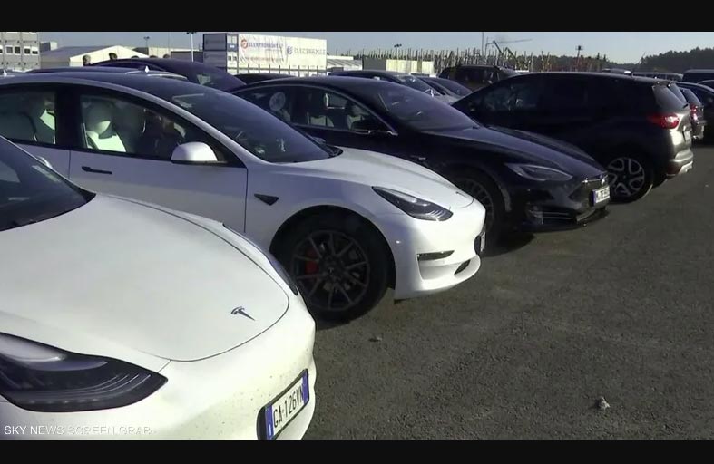 حادث مميت يتسبب بتعليق استخدام سيارات تسلا