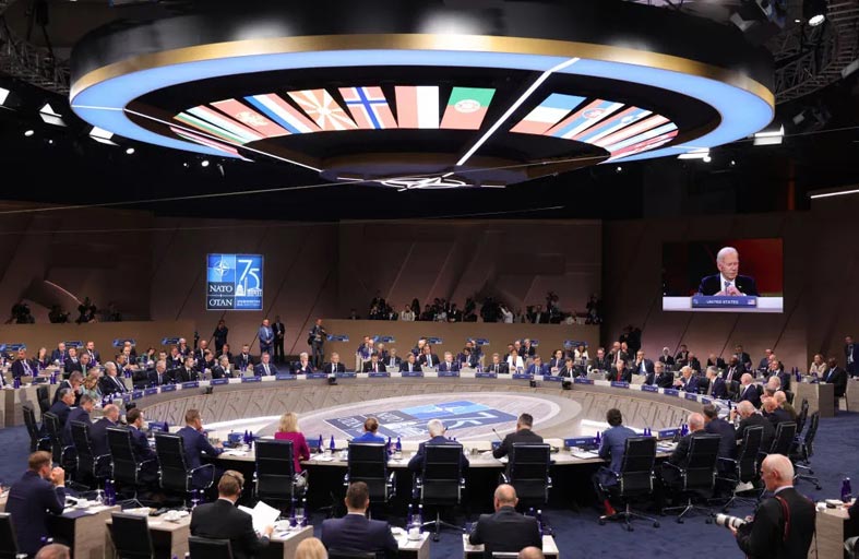 الأضواء تبتعد عن «سيد الإليزيه» الضعيف في قمة الناتو