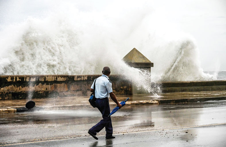 الإعصار إيان يتسبب في فيضانات وانقطاع الكهرباء في كوبا 