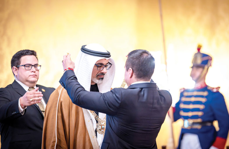 رئيس جمهورية الإكوادور يمنح ولي عهد أبوظبي وسام الاستحقاق الوطني 