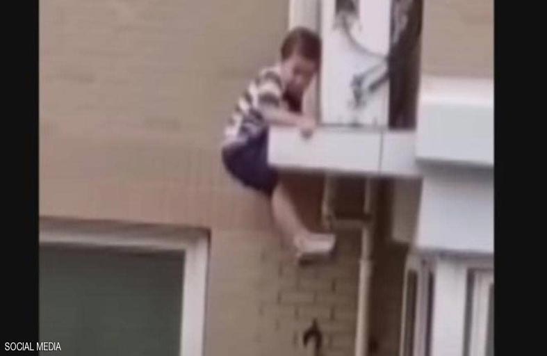 ينقذ طفلا من الموت بعد سقوط مخيف 