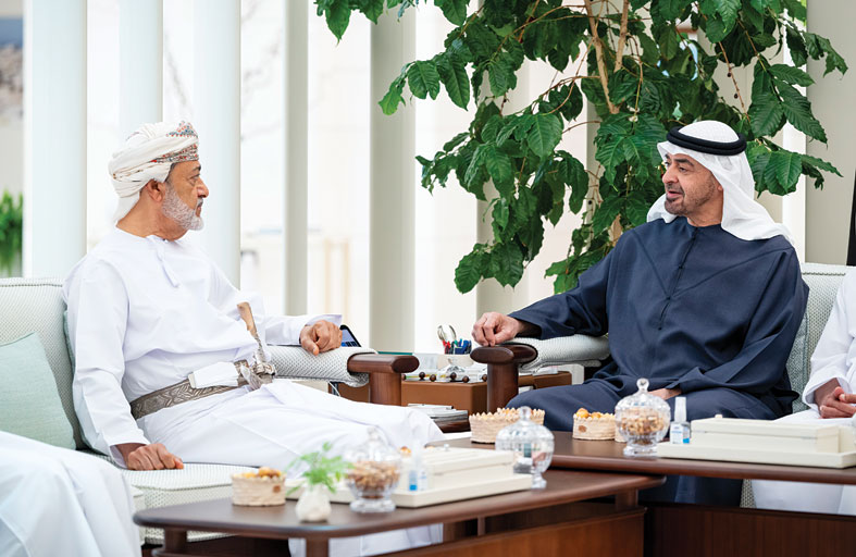 رئيس الدولة وسلطان عمان يبحثان العلاقات الأخوية بين البلدين والتطورات الإقليمية 