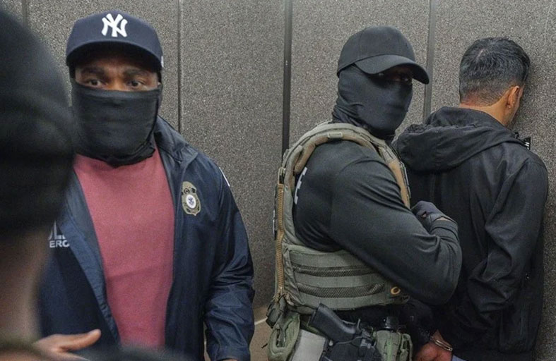 القضاء يجيز لعناصر «الهجرة الأميركية» بتغطية وجوههم 