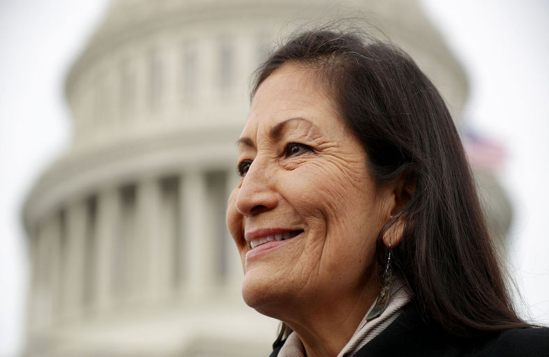 من هي ديب هالاند وزيرة بايدن من السكان الأصليين...؟