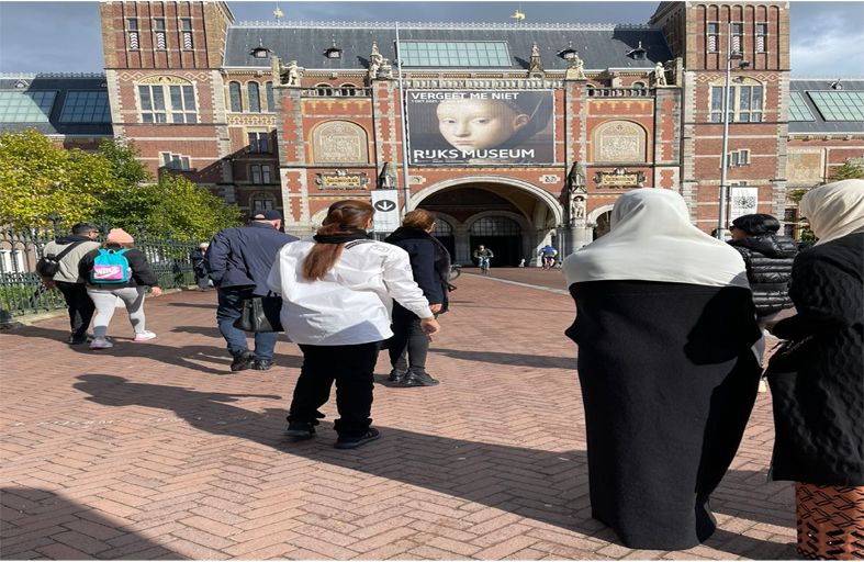 شما بنت محمد بن خالد آل نهيان تناقش التعاون مع مكتبة أمستردام المركزية