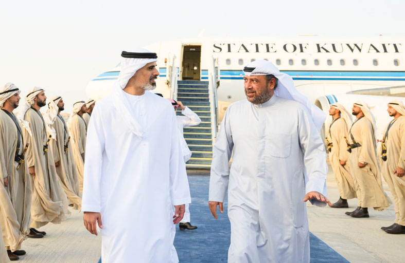 استقبله خالد بن محمد بن زايد..نائب رئيس مجلس الوزراء وزير الدفاع الكويتي يصل إلى البلاد