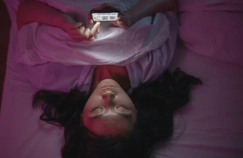 تصفح الهاتف قبل النوم قد يعطّل محور الأمعاء والدماغ