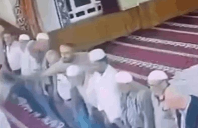 يضرب إمام المسجد بكرسي أثناء الصلاة