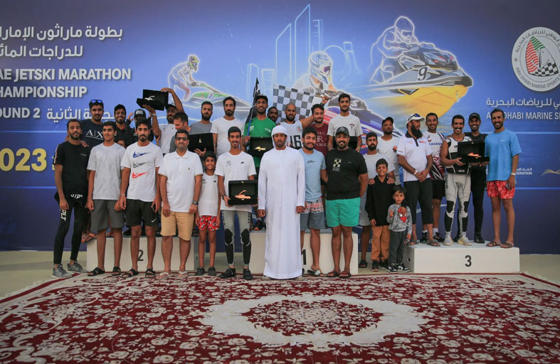 «أبوظبي للرياضات البحرية» يتوج الفائزين في «ماراثون» الدراجات المائية