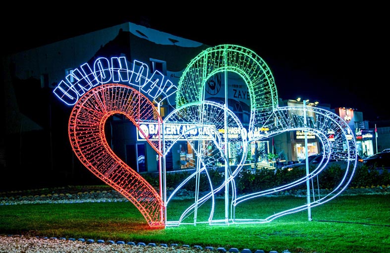 تزيين مدن منطقة الظفرة بأكثر من 4400 مجسم هندسي احتفاءً باليوم الوطني 53