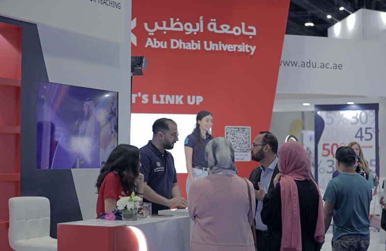 جامعة أبوظبي تطرح أحدث برامجها ومنحها الدراسية في «معرض نجاح أبوظبي 2023»