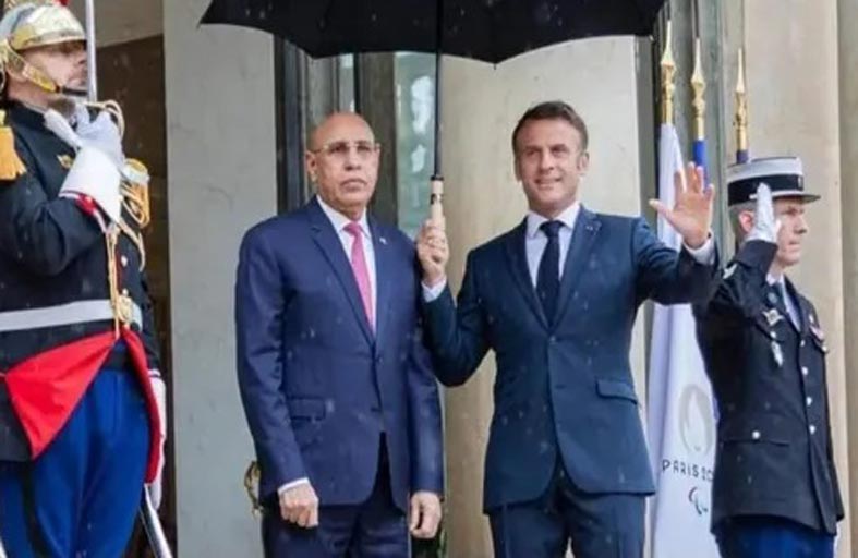 ماكرون يمسك المظلة للرئيس الموريتاني.. ما دلالة اللقطة؟