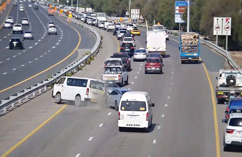 شرطة أبوظبي تناشد السائقين بعدم الانشغال بغير الطريق أثناء توقف حركة السير في الطريق