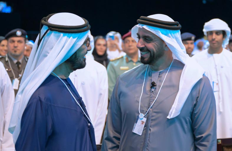 محمد بن راشد يشهد جلسة رئيسية لسيف بن زايد في القمة العالمية للحكومات