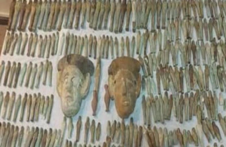 القبض على عصابة بحوزتها مئات القطع الأثرية في مصر