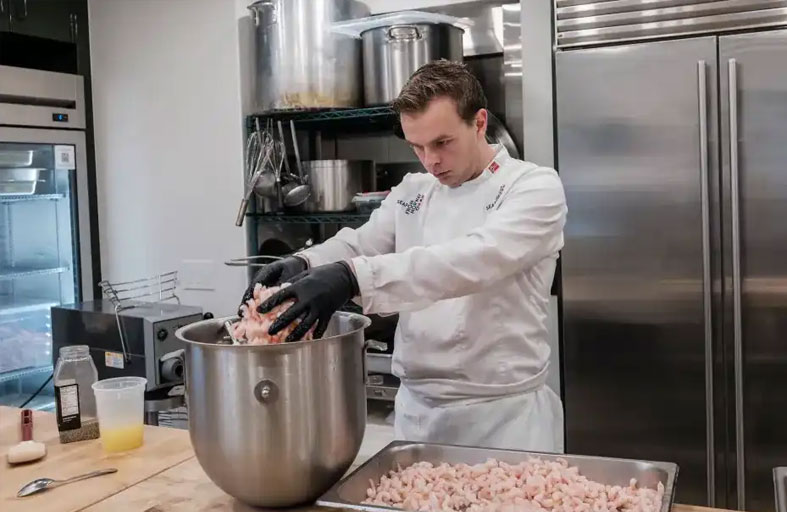 كيف أصبح طاهي السفارة النرويجية «سلاحًا دبلوماسيا» في واشنطن؟