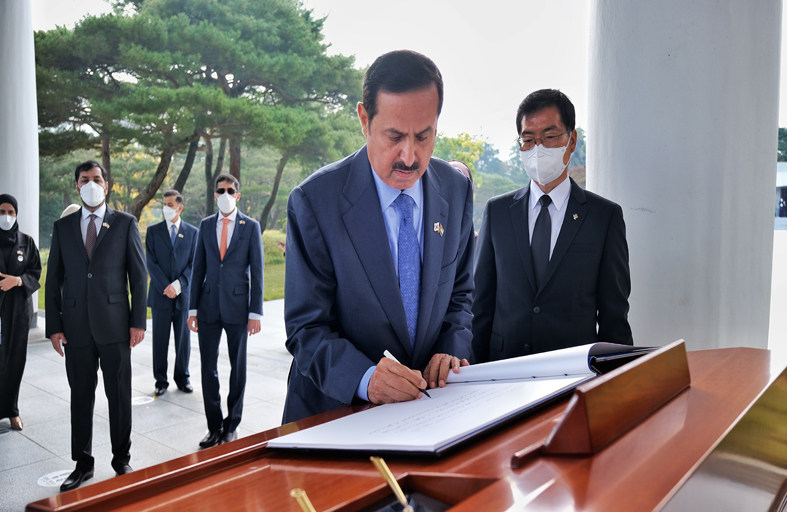 صقر غباش يزور النصب التذكاري في سيؤول