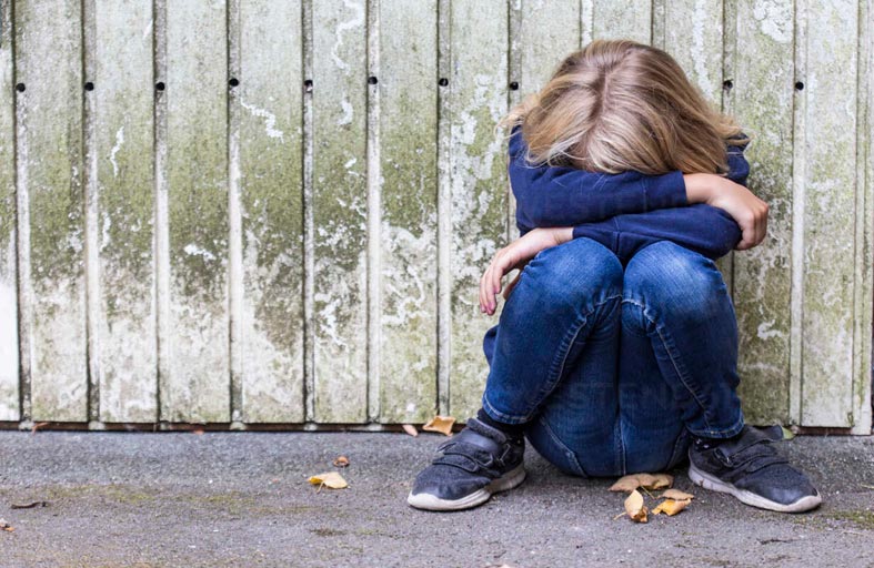 تعاطف مع طفلة تعرضت للتعذيب على يد أمها