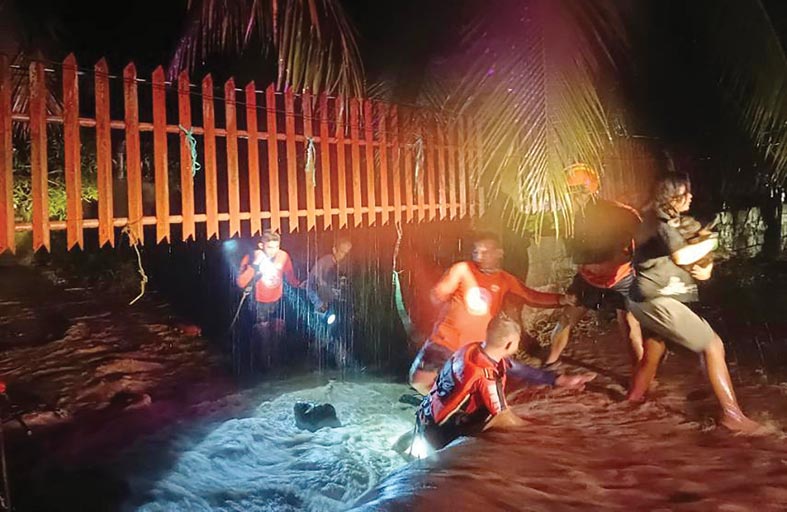 مقتل 8 في الفلبين وعشرات الآلاف تركوا منازلهم بسبب الفيضانات