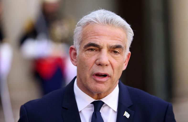 لبيد يبدأ ولايته على رأس الحكومة بزيارة باريس 