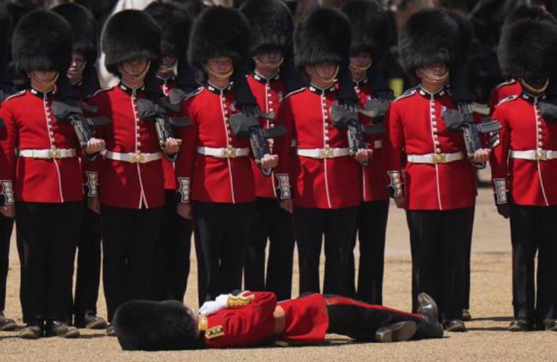 جنود بريطانيون يتعرضون للإغماء أثناء مرور الأمير ويليام