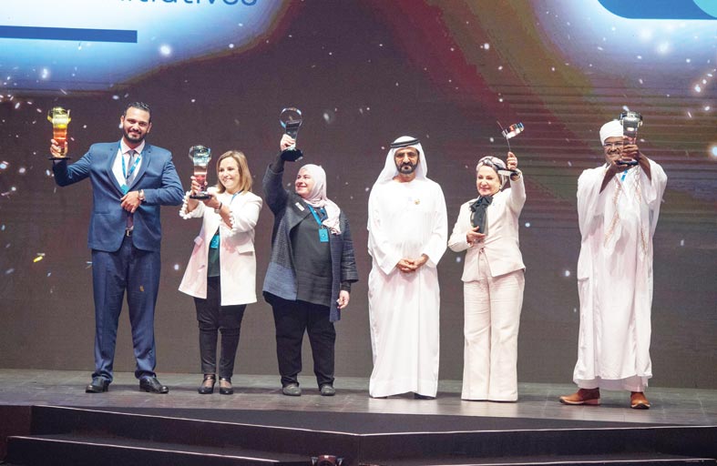 محمد بن راشد يوجّه بمنح الإقامة الذهبية في الإمارات لروّاد العمل الإنساني والعاملين فيه 