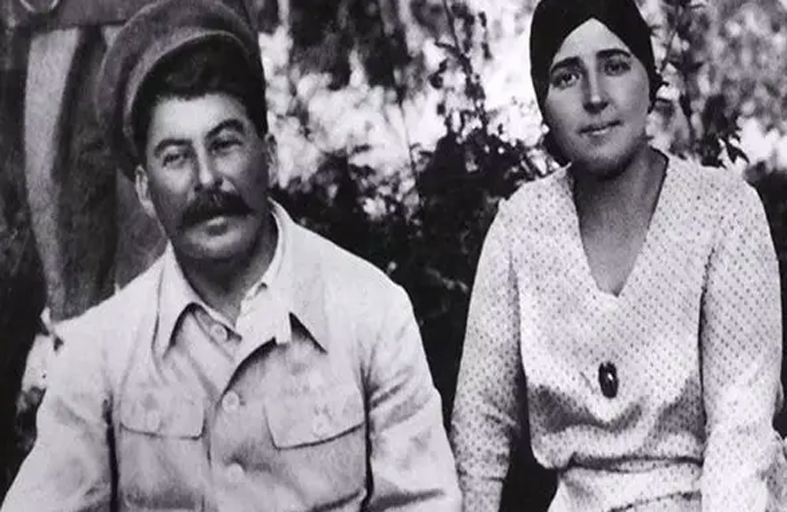 لهذا السبب.. دفع القائد السوفيتي ستالين زوجته للانتحار