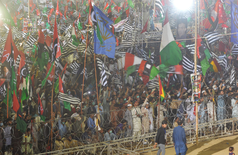 احتجاجات حاشدة في باكستان تطالب خان بالرحيل 