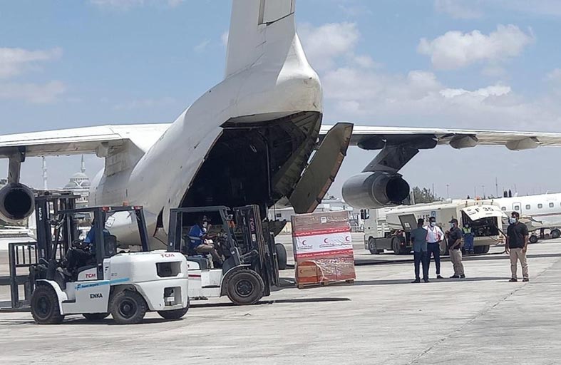 الهلال الأحمر تقدم مساعدات إنسانية عاجلة للمتأثرين من الجفاف من أبناء الشعب الصومالي