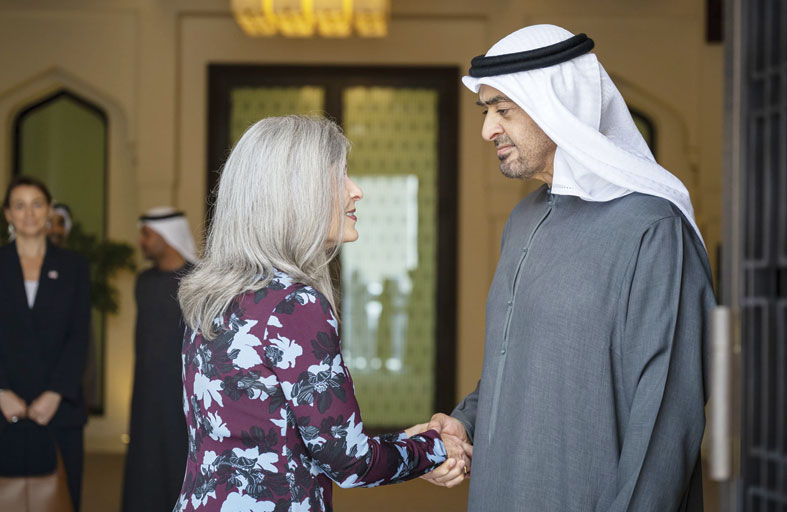 رئيس الدولة يستقبل السيناتور جوني إيرنست ويستعرضان علاقات الصداقة وسبل ترسيخ ركائز السلام في المنطقة والعالم  