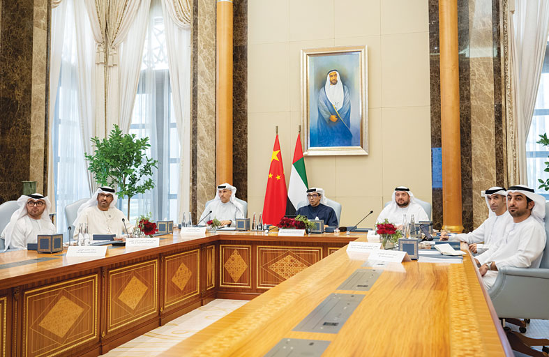 منصور بن زايد يشهد الاجتماع الأول للجنة التعاون الاستثماري بين الإمارات والصين الذي عقد عبر الاتصال المرئي