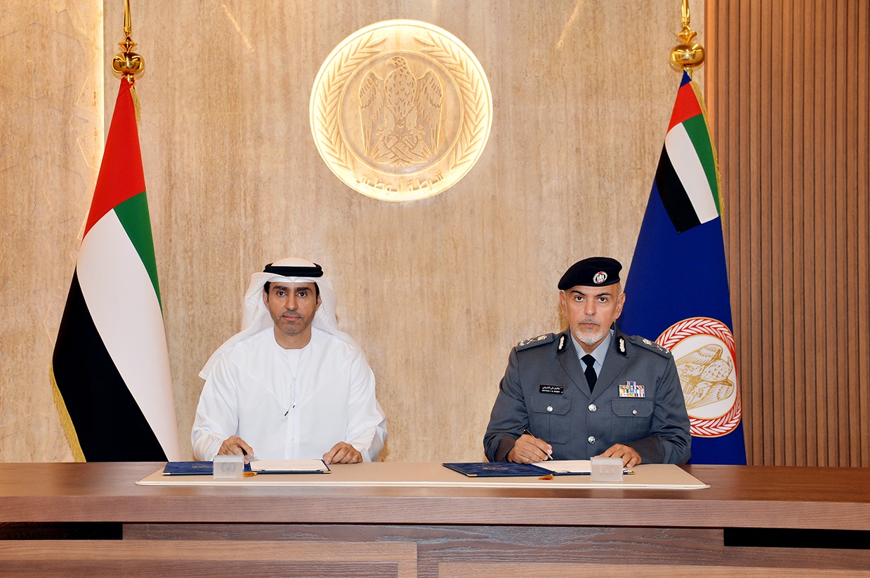 شرطة أبوظبي توقع مذكرة تفاهم مع الإمارات للدراسات والبحوث