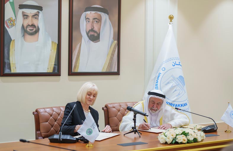 سلطان القاسمي يوقع اتفاقية تعاون بين جامعتي خورفكان وإكستر البريطانية